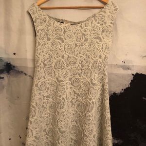 En crème mini dress